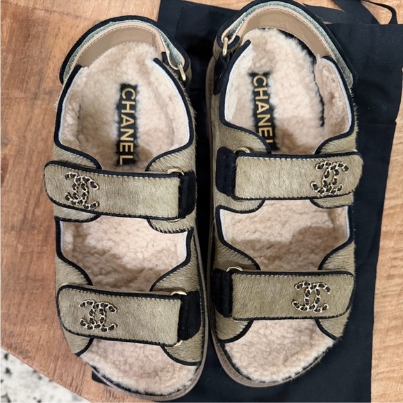 New Chanel Calf Hair Suede Shearling Dad Sandals Size 38 Beige - Picture 2 of 9